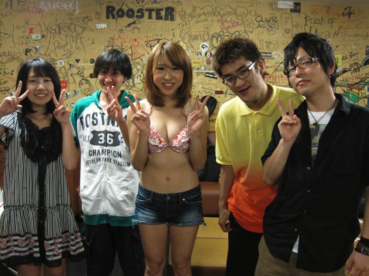 今週の人気の画像3位は「ミドリvs神聖かまってちゃん、本日19:00いよいよ対決」よりLIQUIDROOM ebisu楽屋での神聖かまってちゃん＆ラウンドガール。