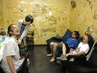 LIQUIDROOM ebisuの楽屋でリラックスした表情を見せるミドリのメンバー。左から小銭喜剛（Dr）、後藤まりこ（Vo,G）、岩見のとっつぁん（B）、ハジメ（Key）。