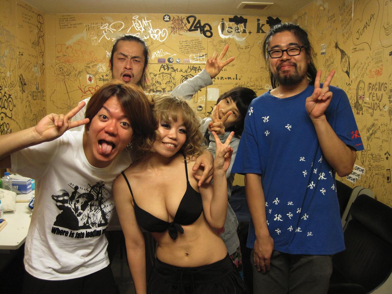 今週の人気の画像7位は「ミドリvs神聖かまってちゃん、本日19:00いよいよ対決」よりLIQUIDROOM ebisu楽屋でのミドリ＆ラウンドガール。