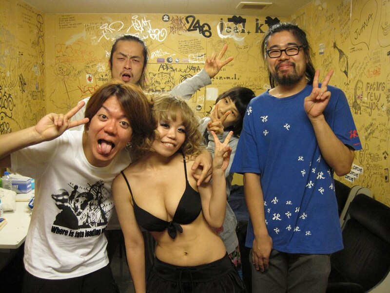 ラウンドガールとミドリのメンバー。ハジメタルも気合十分だ。