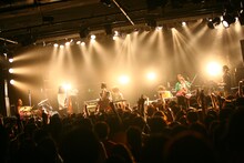 ミドリ（ステージ左）と神聖かまってちゃん（ステージ右）。両バンドとも事前に曲順は決めず、相手バンドの曲を聴いてその場で次に演奏する曲を決定していた。（撮影：五十嵐絢也 / このページ全て）