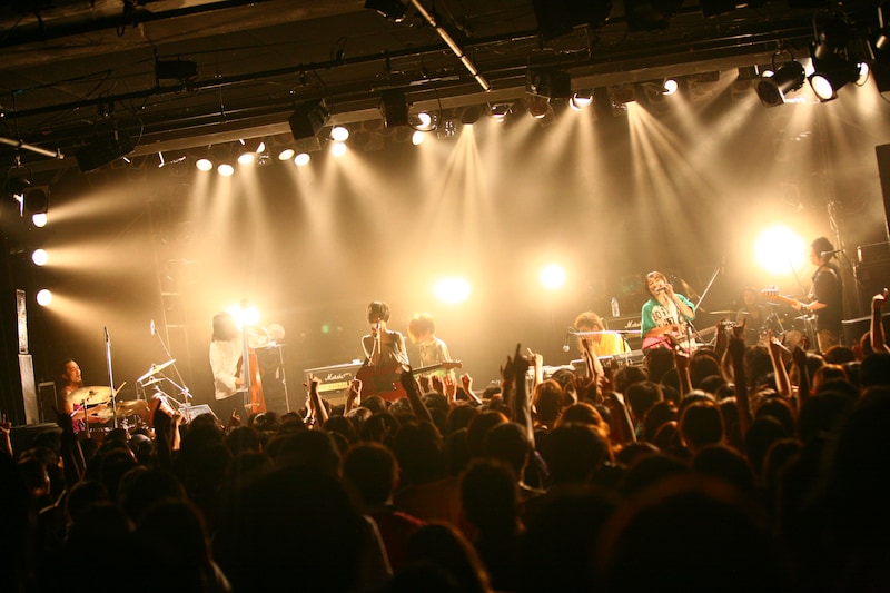 ミドリ（ステージ左）と神聖かまってちゃん（ステージ右）。両バンドとも事前に曲順は決めず、相手バンドの曲を聴いてその場で次に演奏する曲を決定していた。（撮影：五十嵐絢也 / このページ全て）