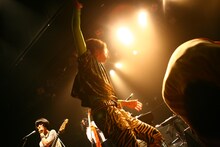 ジャンケンに勝ってポーズを決めるハジメタル。