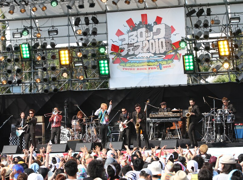 つるの剛士とステージ上でコラボした東京スカパラダイスオーケストラ。メンバーの谷中敦はステージ上から「すごいシチュエーションだね。ついつい笑顔になっちゃうよ」と、うれしそうに語った。