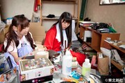 「物を捨てられない」番組ADの部屋にあふれる大量の雑貨を前に悪戦苦闘する仁藤萌乃（写真左）と藤江れいな（右）。