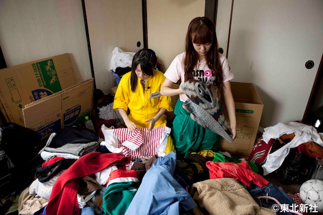 「初めて男性の部屋に入った」という米沢瑠美（写真右）は理想とのギャップに愕然。米沢とともに洋服チームに配属された指原莉乃（左）は黙々とシャツをたたむ。