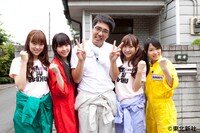 温和な表情でサディスティックな命令を下す小木博明（写真中央）と「AKB引越しセンター」の4人。