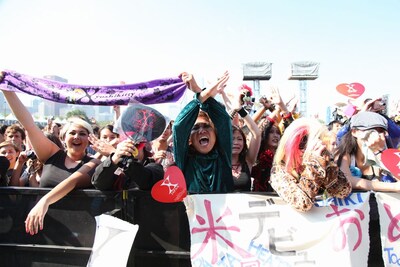 Xジャンプを決めるアメリカのファンたち。