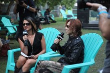 メディアの取材を受けるYOSHIKI。