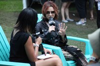 メディアの取材を受けるYOSHIKI。