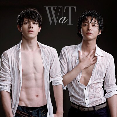 こちらはシングル「24/7～もう一度～」通常盤ジャケット。水も滴るイイ男ぶりに注目。