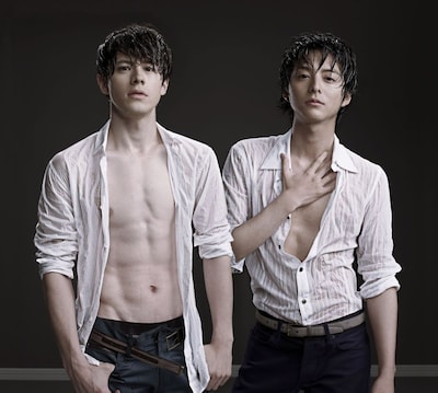 小池徹平（写真右）