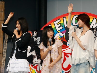 「霊感がある」と主張する北原沙弥香（左）と坂田梨香子（右）に挟まれて動揺する真野恵里菜（中央）。