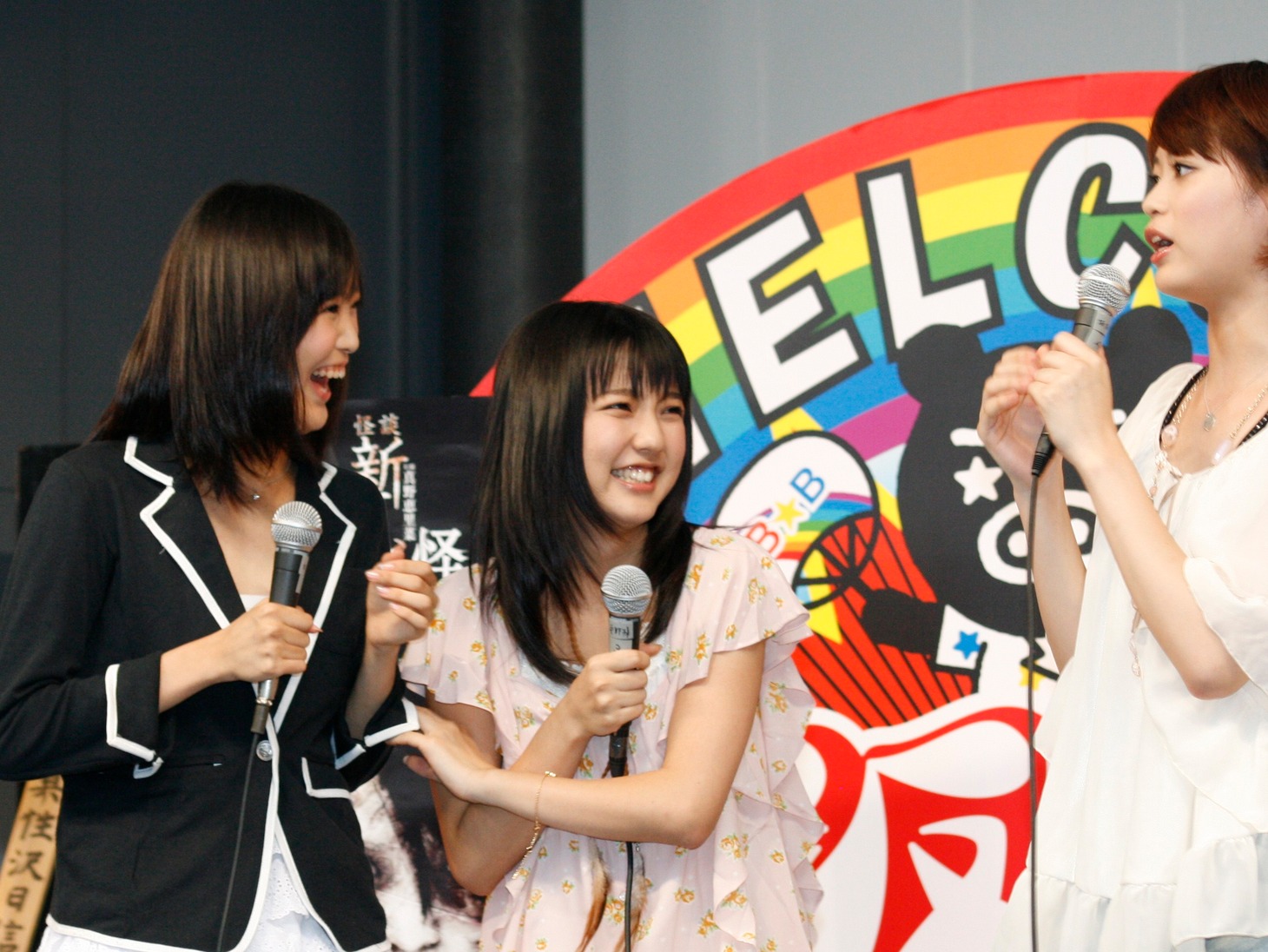 坂田梨香子（写真右）の怪談話に怯える真野恵里菜（中央）。