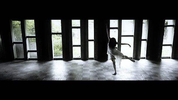 「Les Enfants du Paradis」ビデオクリップのワンシーン。