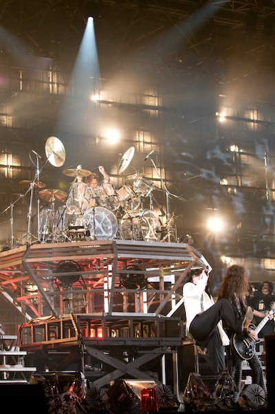 「X」の終盤、YOSHIKIのドラムセットが天高く舞い上がる。