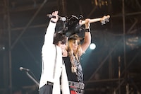 旧友同士で肩を組み合うToshI（写真左）とTAIJI（写真右）。