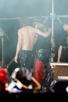 アンコールを終えてステージを去るYOSHIKI（写真左）とTAIJI（写真右）。