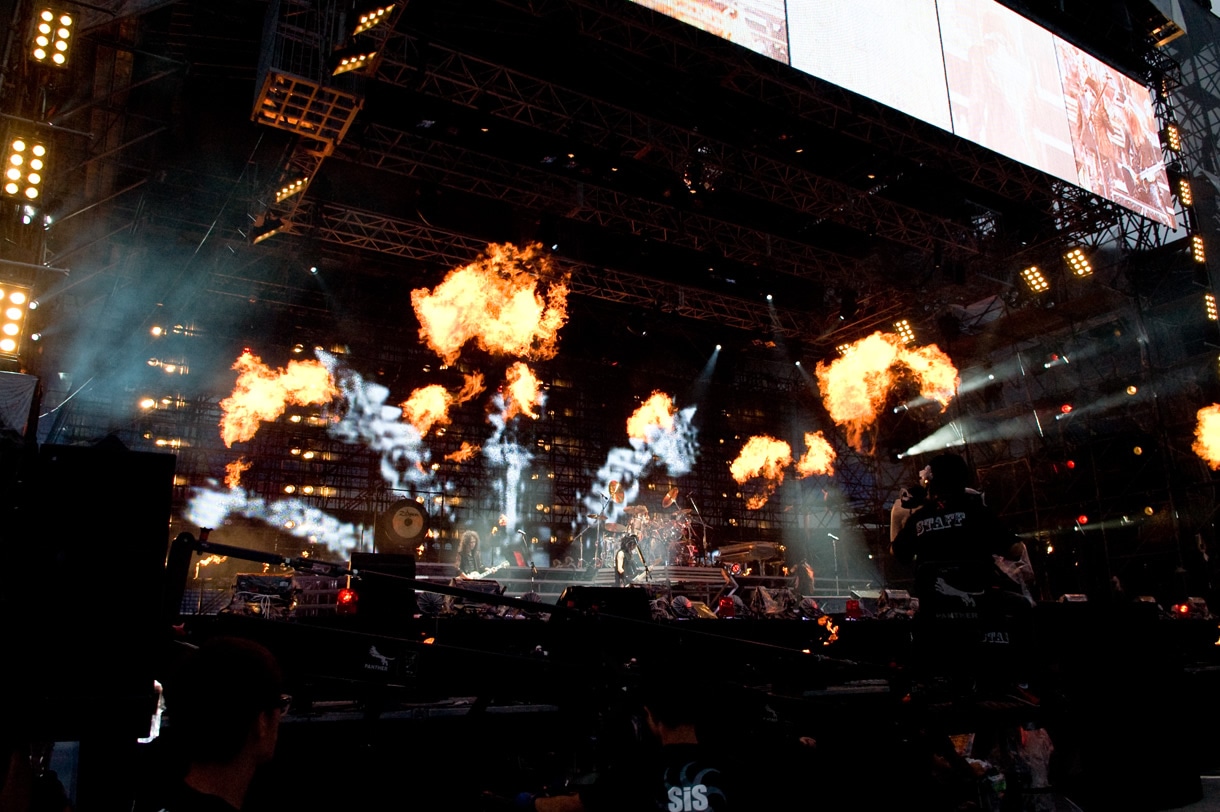 火柱を上げるステージの様子（写真は8月14日の公演より）