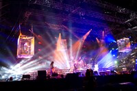 「Born To Be Free」では3人のダンサーが檻に入れられて登場。