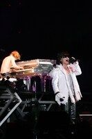YOSHIKI（写真後方）とToshI（写真は8月14日の公演より）