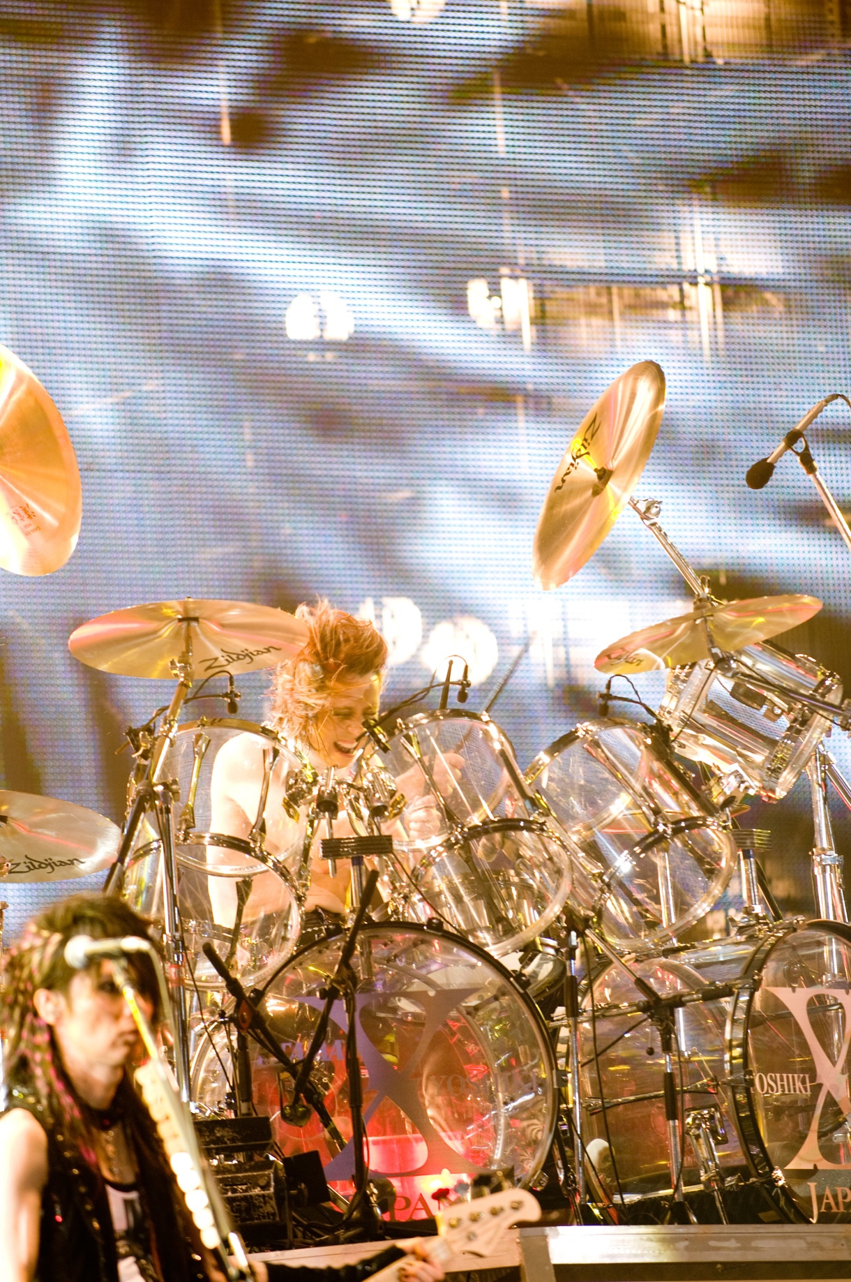 ドラムを叩くYOSHIKI（写真は8月14日の公演より）