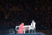 高いピラミッド状のサブステージで熱唱するToshIとYOSHIKI。