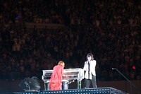 高いピラミッド状のサブステージで熱唱するToshIとYOSHIKI。