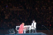 高いピラミッド状のサブステージで熱唱するToshIとYOSHIKI。
