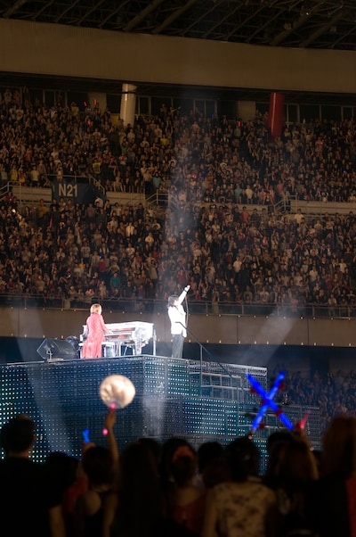 アンコール1曲目「Forever Love」ではYOSHIKIとToshIがピラミッド状のサブステージに登場。オーディエンスの度肝を抜いた。