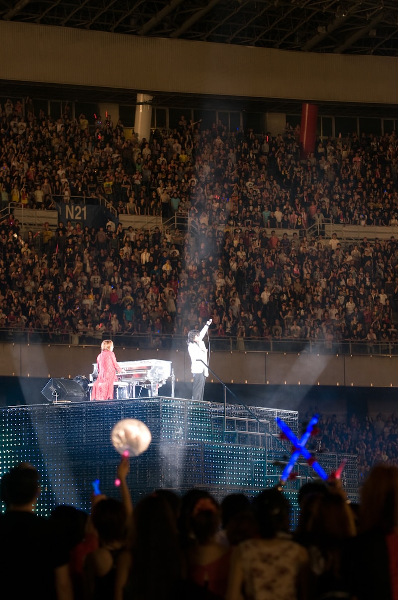 アンコール1曲目「Forever Love」ではYOSHIKIとToshIがピラミッド状のサブステージに登場。オーディエンスの度肝を抜いた。