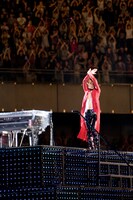 観客に向けてXサインを向けるYOSHIKI。