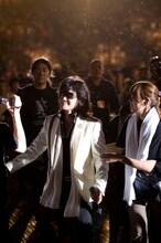 アリーナ通路を歩いてサブステージからメインステージへ向かうToshI。