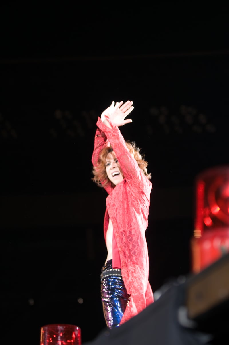 この日のYOSHIKIは終始笑顔。3時間にわたるライブが終わると床に倒れ込み、ToshIからペットボトルの水を大量にかけられるていた（写真は8月14日の公演より）。