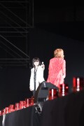 花道に現れたToshI（写真左）とYOSHIKI（写真右）。
