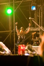 オーディエンスの大歓声に応えるTAIJI。