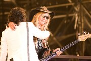 ToshI（写真左）と抱き合うTAIJI（写真は8月14日の公演より）