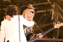 ToshI（写真左）と抱き合うTAIJI（写真は8月14日の公演より）