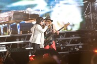 ToshI（写真左）、TAIJI（写真右）は何度も肩を組んで楽しそうに演奏していた。