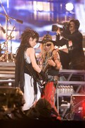 「X」で目にすることができた、HEATH（写真左）とTAIJI（右）によるツインベース編成のX JAPAN。TAIJIがステージに登場すると、客席からは割れんばかりのTAIJIコールが鳴り響いた（写真は8月14日の公演より）。