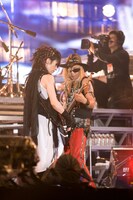 「X」で目にすることができた、HEATH（写真左）とTAIJI（右）によるツインベース編成のX JAPAN。TAIJIがステージに登場すると、客席からは割れんばかりのTAIJIコールが鳴り響いた（写真は8月14日の公演より）。