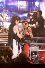 「X」で目にすることができた、HEATH（写真左）とTAIJI（右）によるツインベース編成のX JAPAN。TAIJIがステージに登場すると、客席からは割れんばかりのTAIJIコールが鳴り響いた（写真は8月14日の公演より）。