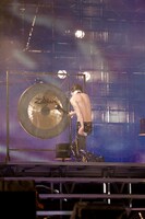 「X」ではYOSHIKIが銅鑼を連打。