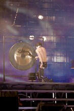 「X」ではYOSHIKIが銅鑼を連打。