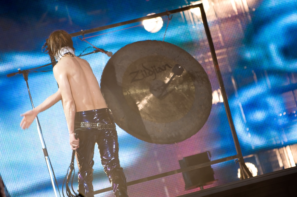 銅鑼に向かってバチを投げつけるYOSHIKI。