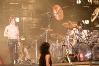 SUGIZOに続いてToshIもドラムを叩き、華麗なプレイでオーディエンスを沸かせた。