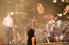 SUGIZOに続いてToshIもドラムを叩き、華麗なプレイでオーディエンスを沸かせた。