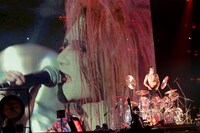 今週の人気の画像4位は「YOSHIKI、HIDE事務所との問題にコメント『自分は戦う』」より8月14日の日産スタジアムライブの模様。