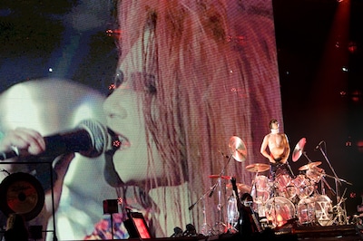 写真は8月14日の日産スタジアムライブの模様。YOSHIKIは、5月に行われたHIDEの13回忌法要にて代表焼香の大役を果たすためにアメリカから帰国するなど、HIDEとの関係を非常に大切にしてきた。