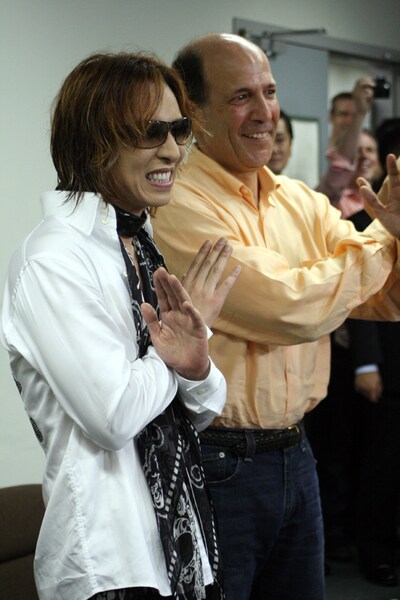 この日のライブにはジョン・V・ルース駐日大使（写真右）も足を運び、囲み会見にも一部出席。X JAPANのライブの感想を求められると、「ファンタスティック！」と笑顔で答えた。